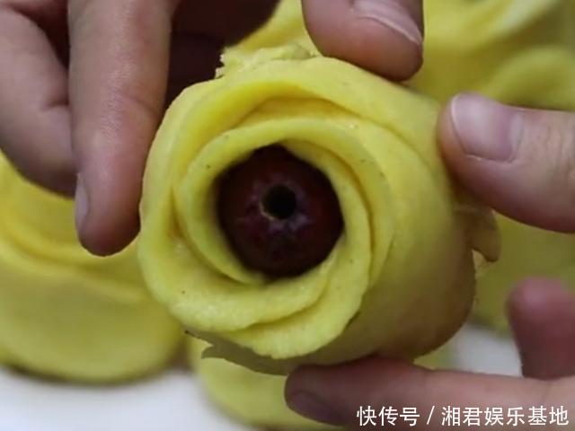 分钟|玉米面这样做好看又好吃,开水一烫,10分钟一锅,营养又解馋