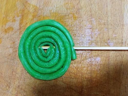  形状|把豇豆角做成棒棒糖的形状，孩子看着就高兴，好吃又好看