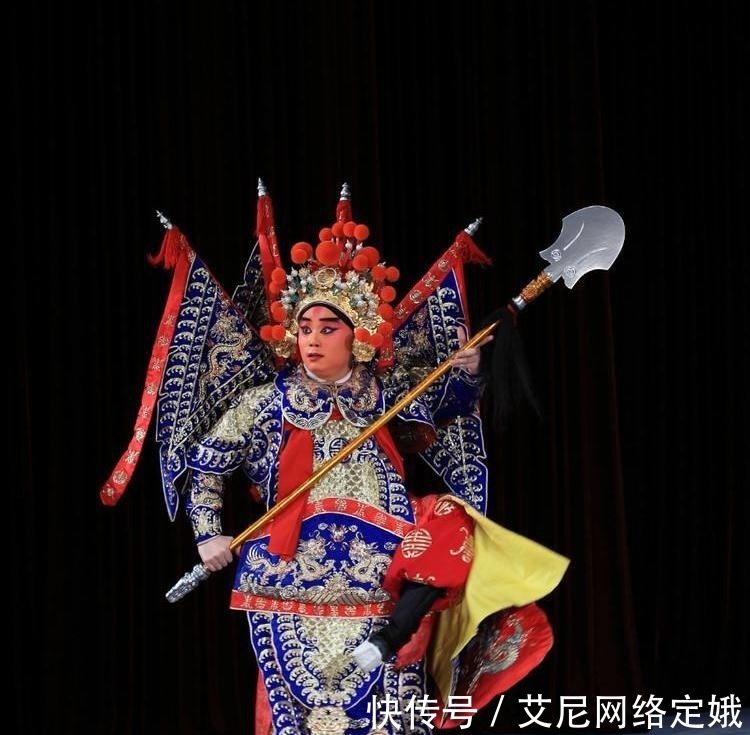 头盔@武将背后插旗,到底是京剧的夸张还是历史上真实的存在?