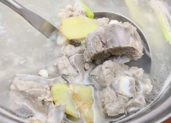 天冷|天冷记得多吃羊肉，炖羊肉时，只需放这3味料，羊汤鲜美无膻味