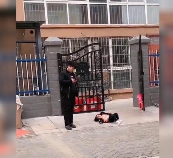 女儿在小区撒泼打滚，父女原地对峙俩小时，网友：真是谁也不服谁