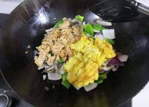 需要的食材，感觉吃饭可香了，往锅里一倒，保准你两天不吃就喊馋