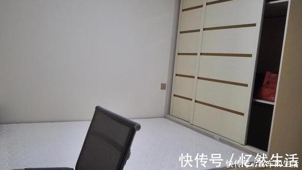 背景墙|新家唯一的阳台被加高20公分,媳妇直接当做休息区,衣服晾哪呢!