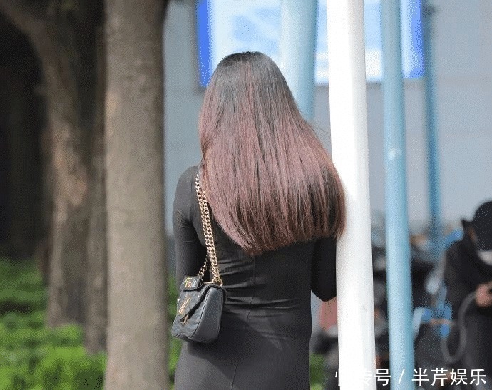 街拍这种天气狂风太大了吧，建议换紧身裤穿更合适吧