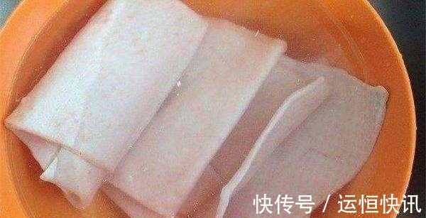 煮猪皮的时候，不要直接下锅煮，多加这一步，猪皮冻爽口不油腻！