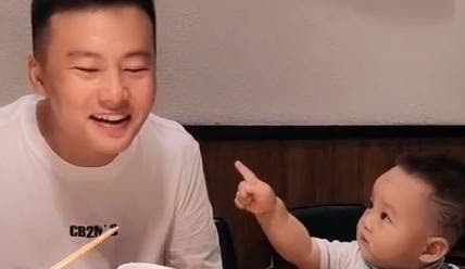萌娃|奶爸“无所顾忌”式带娃吃饭,娃小手一指:我到底是你亲生的吗?