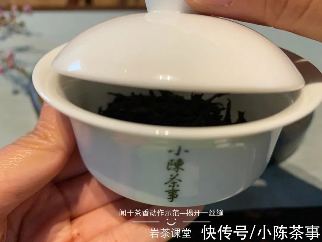 闻香|白瓷盖碗VS白瓷壶，谁才是春节泡茶待客的最佳茶具？答案来了