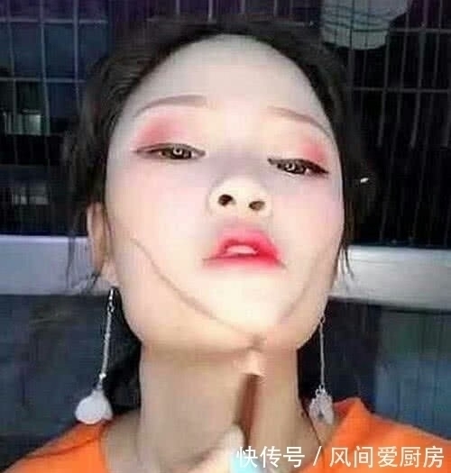 女孩|女孩自创“瓜子脸”,低头瞬间涨粉80万,网友:比整容强太多了