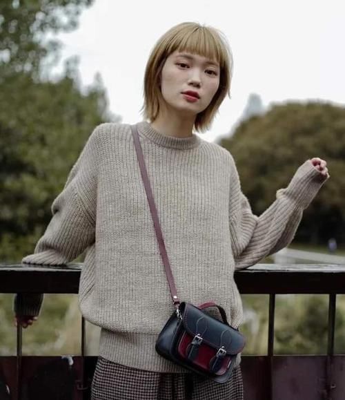 ?丢掉你的双肩包吧！今年流行“剑桥包”，时髦舒适又很能收纳