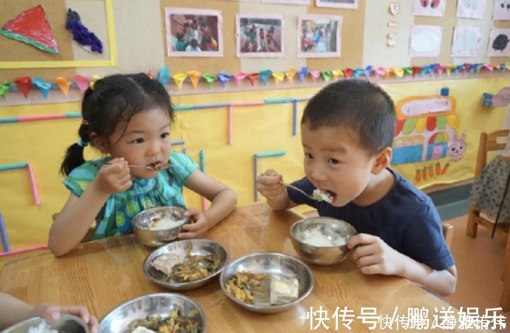 孩子|孩子在幼儿园饭量增大，看到老师拍的午餐照后，妈妈备受打击