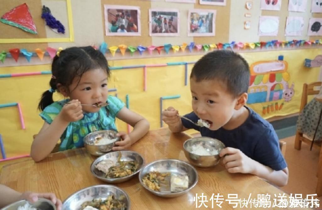 孩子|孩子在幼儿园饭量增大,看到老师拍的午餐照后,妈妈备受打击