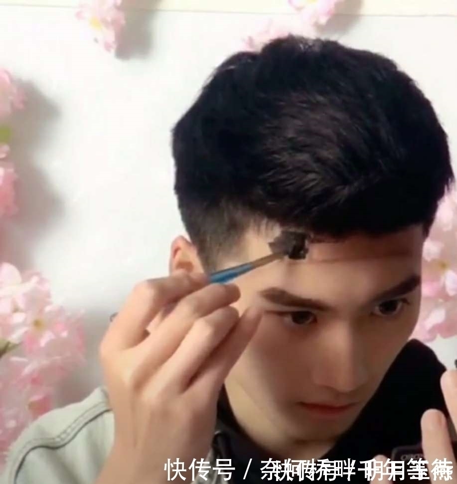 3D面具$小伙在脸上画3D面具,透明效果有点震撼,网友表示:想学