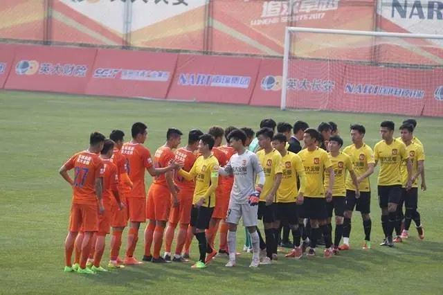 中国足球|早上6点！上海媒体做出争议报道：前鲁能射手遭质疑，球迷骂声一片