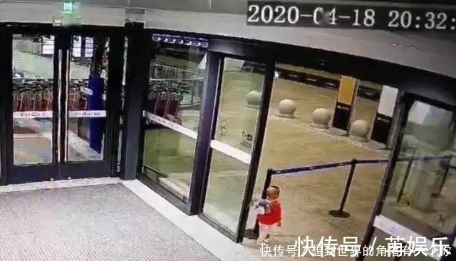 吵架|4岁女孩在幼儿园住了3天没人来接,打开孩子书包后,老师红了眼眶