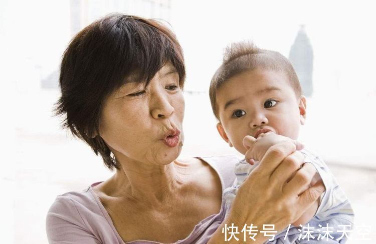 奶奶|奶奶喝光宝宝剩下的奶,次日被送回乡下,宝妈:真不是“抠门”