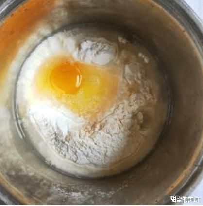 干面粉|八旬奶奶的炸油条方法,用泡打粉,小苏打全错,用“它”金黄酥脆
