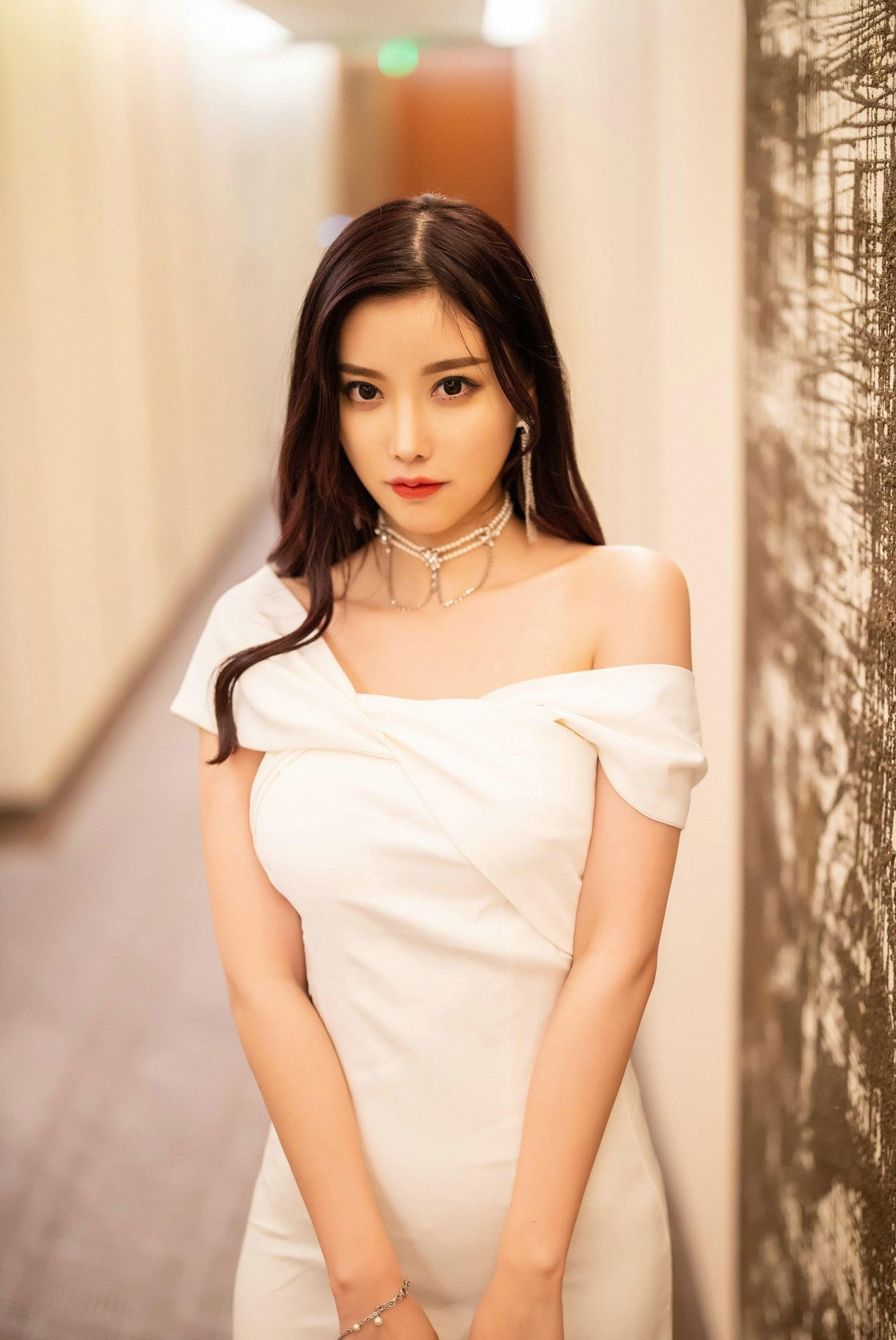 礼服|小姐姐穿的白色连衣裙,可以作为聚会时的礼服穿着,温婉又大气