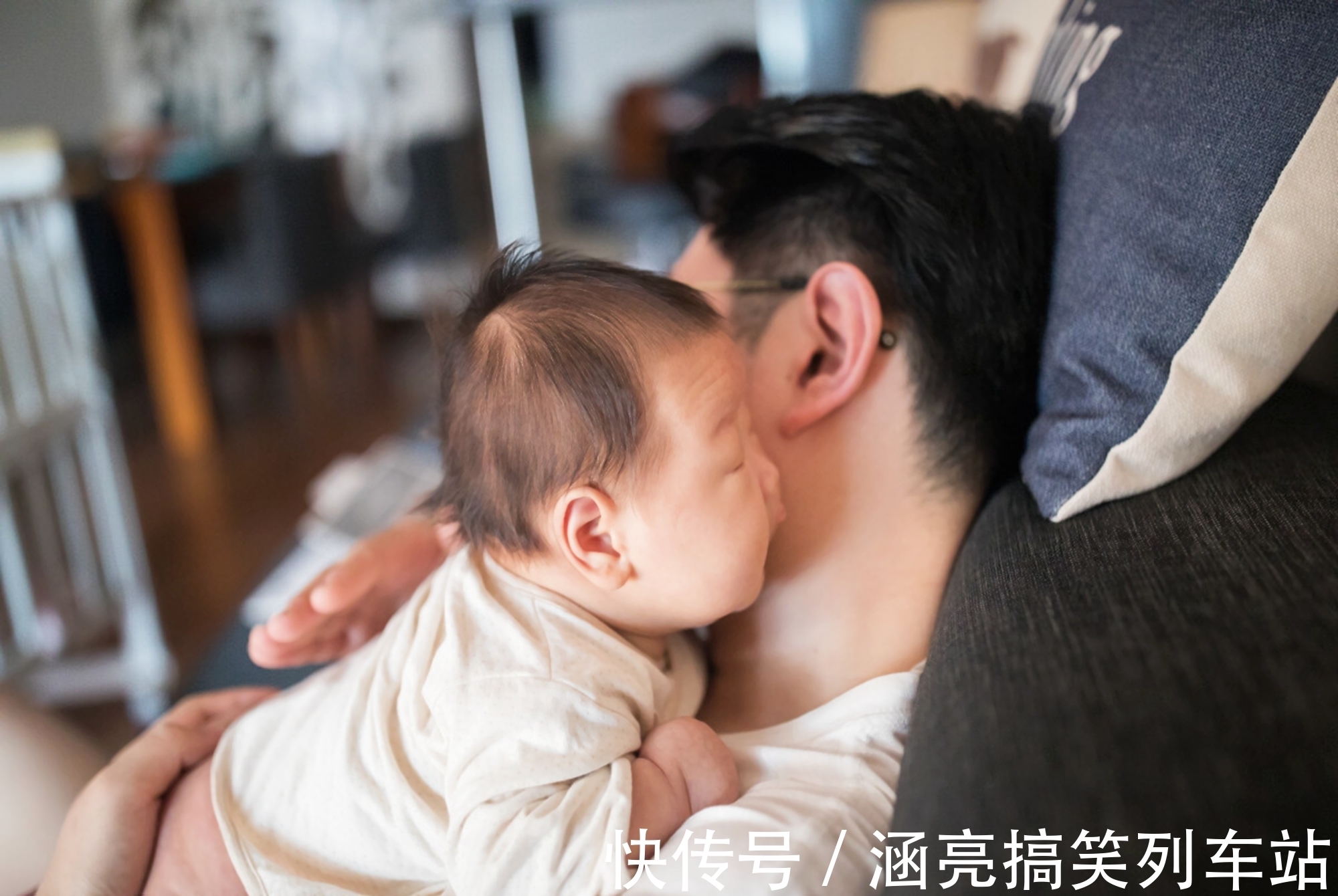 补充水分|宝宝身体缺水后的这4种表现,暗示宝妈该抓紧补水,错过害娃不浅