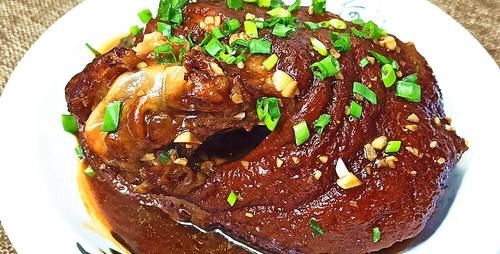 年夜饭“虎皮肘子”怎么做好吃？记住这2个诀窍，口感软烂味香