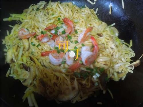  香味|天冷下雪了，让我给你炒一盘香味浓郁的大虾咖喱面吃吧