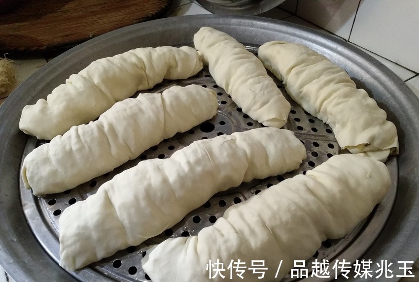 新招|河南农村50岁阿姨出新招,白菜别再炒着吃了,这样做小孩抢着吃