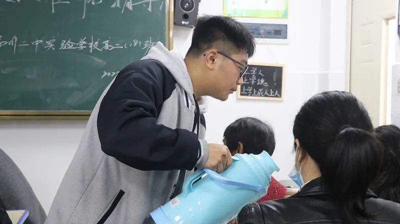 学校|努力做一个“学生爱戴家长尊重学校认可”的教师