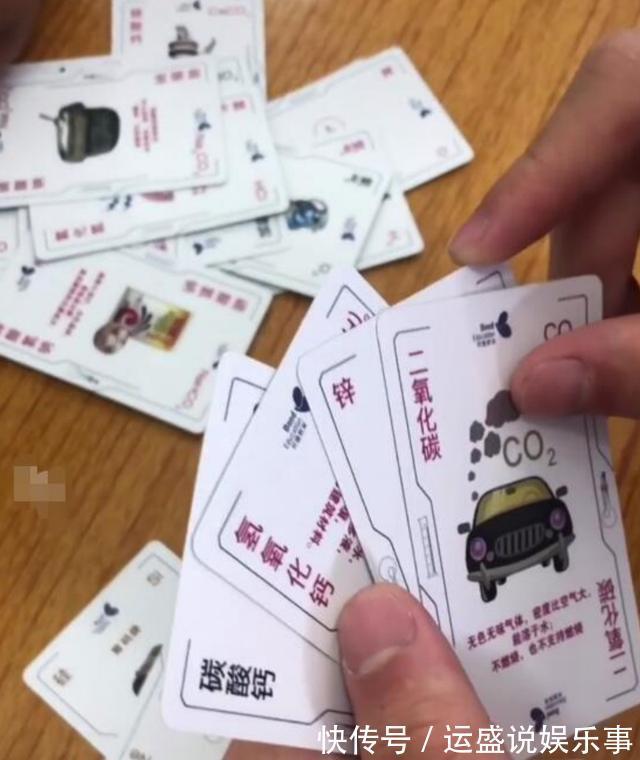 孩子|几个学生在教室打牌,被老师抓到现行,看到牌面后,直言接着玩