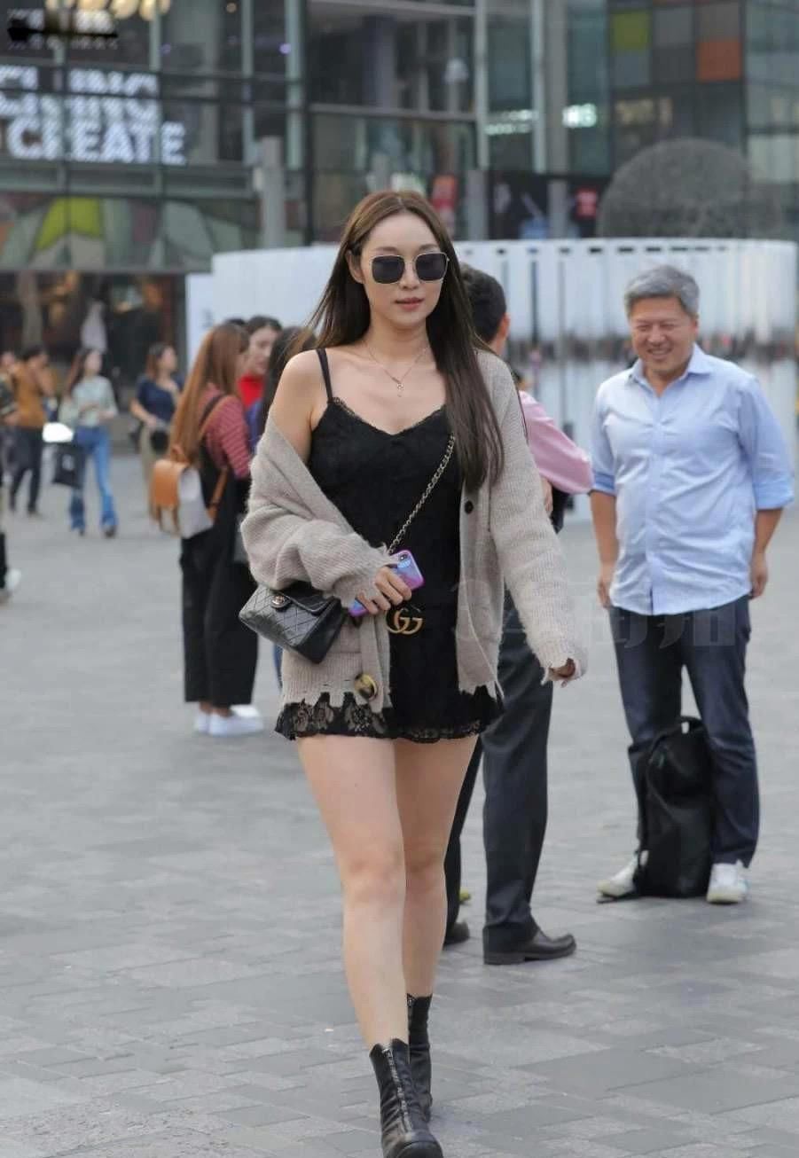 天气|街拍天气不是改变小姐姐穿衣搭配的主要因素,美女要的是回头率