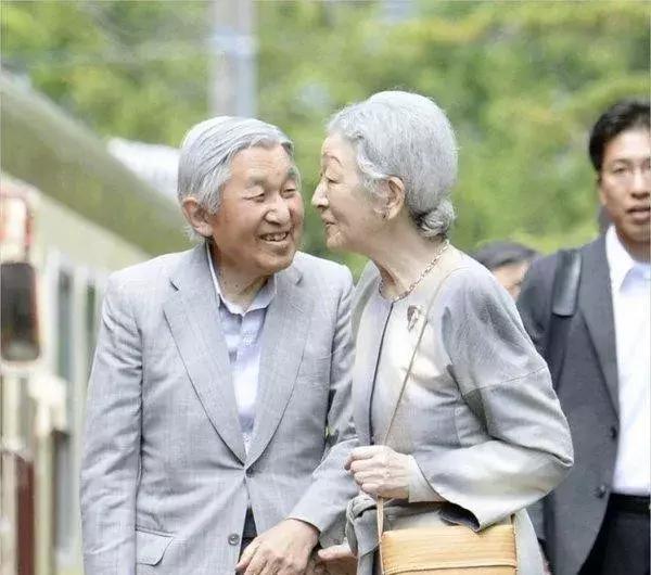 合葬|因网球赛与皇太子结缘,嫁入皇室后患上失语症,直言不跟丈夫合葬