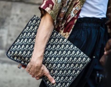 外国男士都爱用的手拿包，为何国人都不爱用？原因在这里