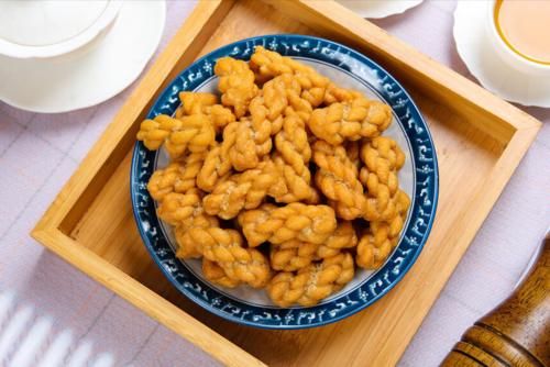 麻花|一碗面粉，两个鸡蛋，教你自制小麻花，吃一口嘎嘣脆，越嚼越香