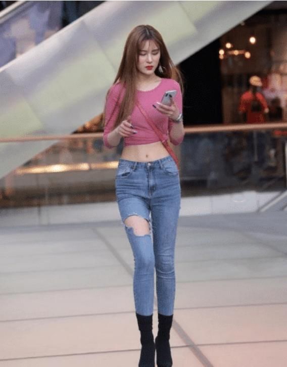 小蛮腰|小姐姐出门太慌,裤腿不小心被挂,这下糗大了