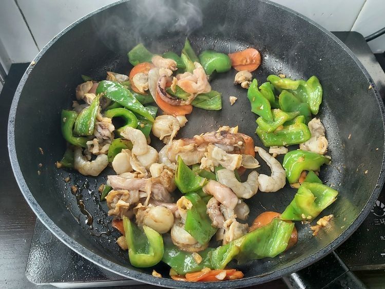 家常青椒炒海杂拌，炒一炒就上桌，味道太赞了，家人抢着吃