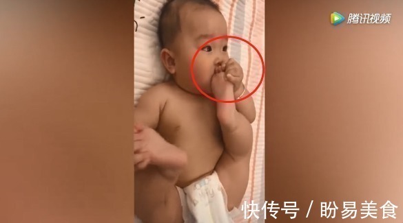 妈妈|宝宝偷吃脚脚被发现,妈妈问好不好吃,宝宝回答简直太可爱了