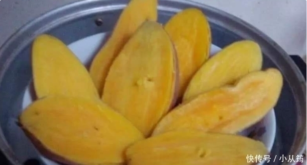 清洗干净|蒸红薯时,不要直接上锅蒸,多加一步,红薯香甜又细腻,更好吃