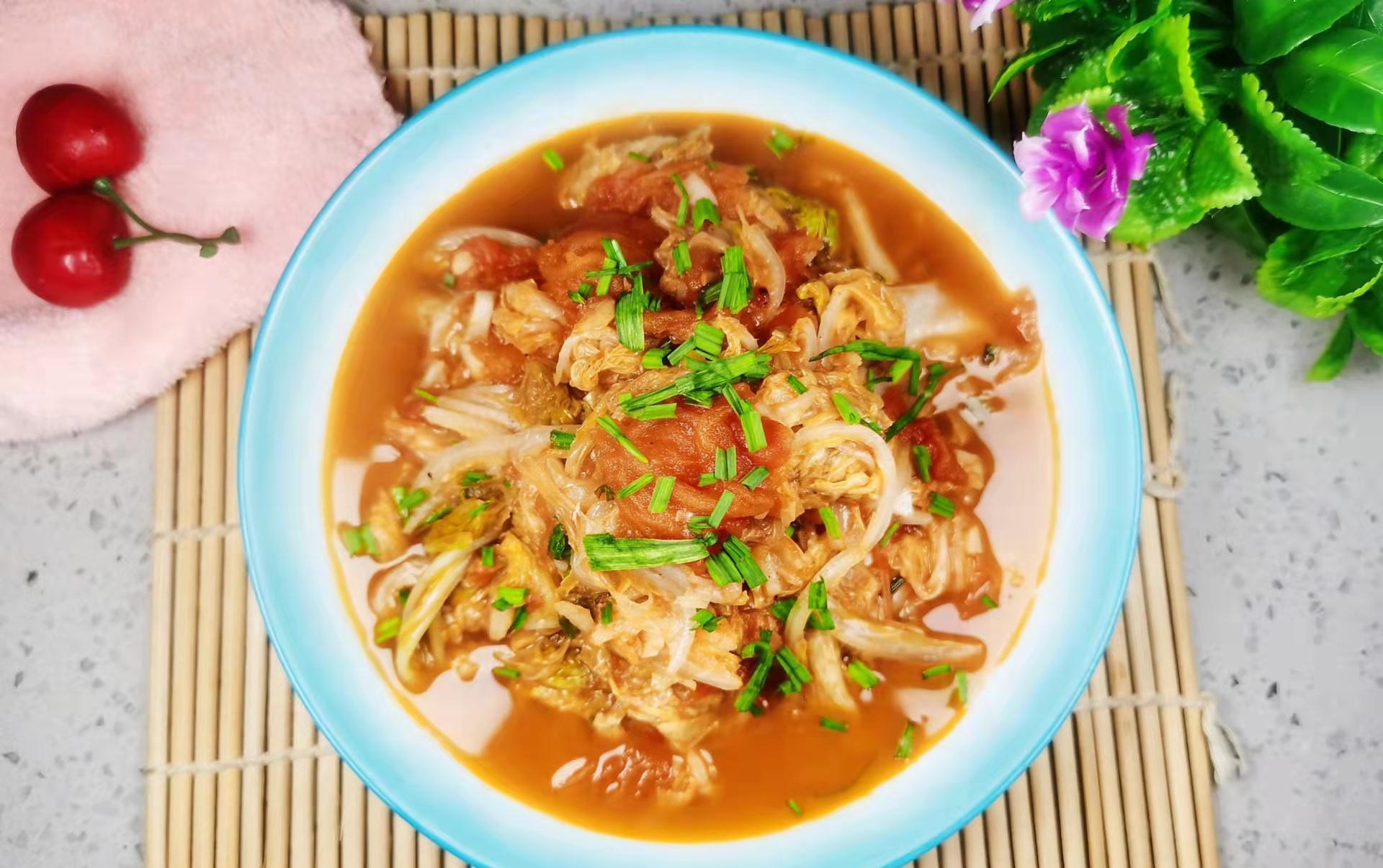 立冬后，西红柿和白菜结合，酸甜可口，省时又营养，不会吃可惜了