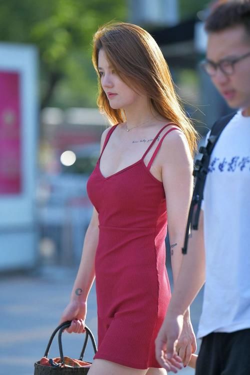 毛衣 将V领针织毛衣穿出了斜肩装，美艳动人，时尚气质穿搭！