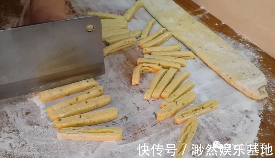 以后面粉就这么做,加2个鸡蛋,不烙饼不蒸馍,香甜酥脆上桌秒光