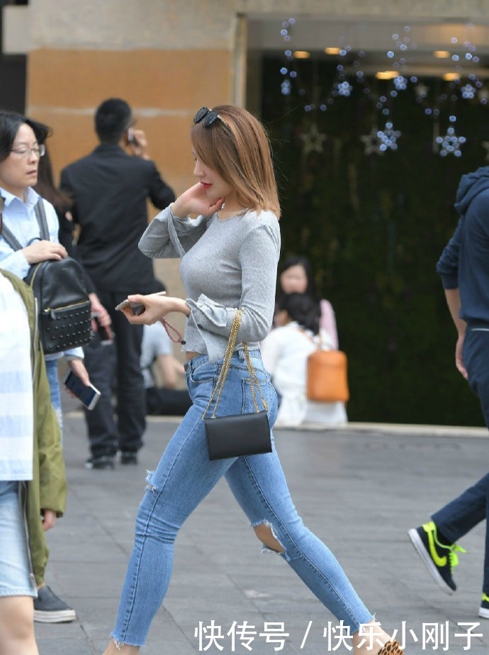 搭配|休闲舒适的穿搭,修身T恤搭配牛仔裤,让搭配更具时尚感