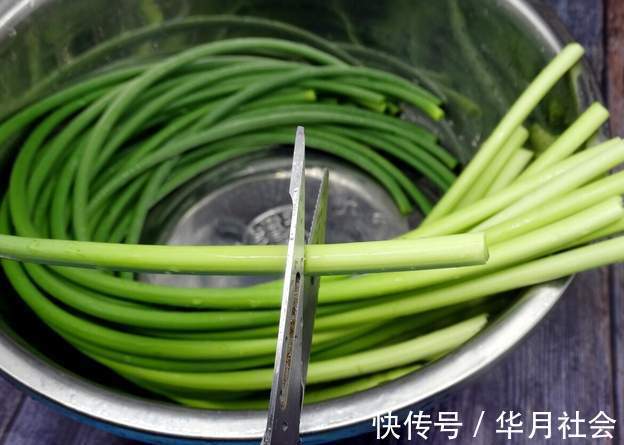 入味|蒜苔炒肉,别直接下锅炒,分享2个窍门,猪肉更滑嫩,蒜苔更入味