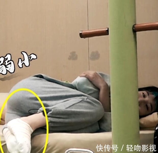 赵粤爬床睡觉,脚上毛绒袜子的颜色抢镜,观众们忍不住吐槽:这是多久没洗了?