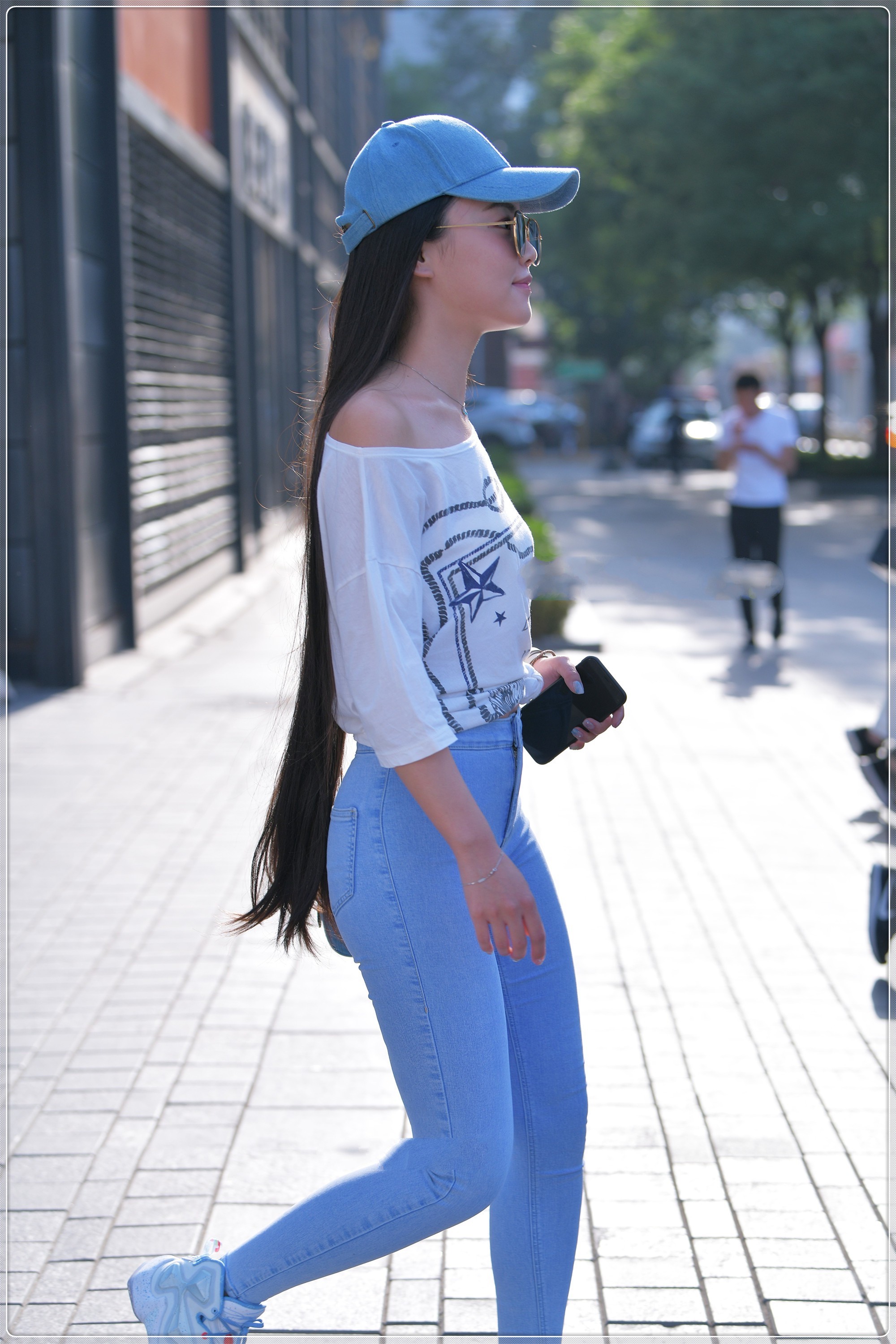 白色斜肩上衣搭配浅蓝薄牛仔,青春时尚,活力十足