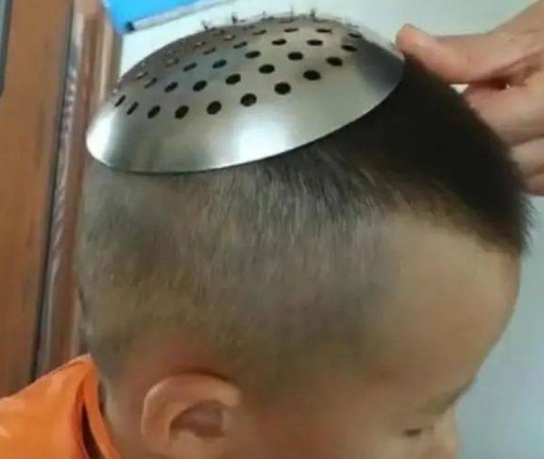 睡眠质量|宝爸给儿子剃头,孩子一脸“生无可恋”:我不要面子的吗?