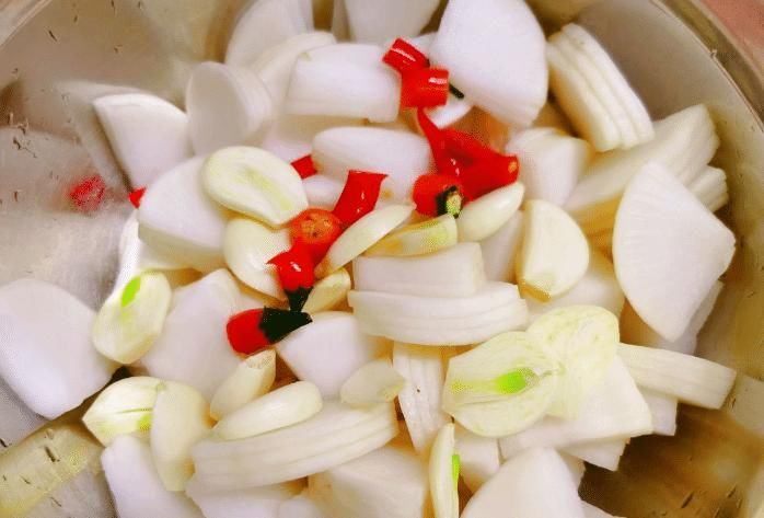 腌萝卜怎么脆爽?大厨教你“招牌做法”,做1次吃3个月,开胃解腻