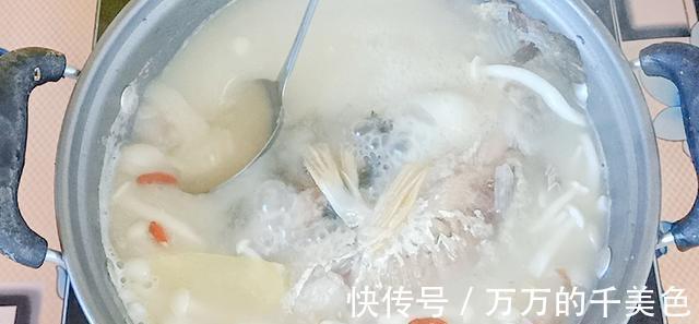 炖鱼时,教你一招去腥妙招,只需加一勺此料,鱼肉鲜美腥味全无