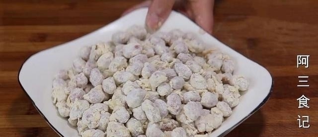 花生米最好吃的做法，加2个鸡蛋，太香了，我家一周吃3次，超解馋