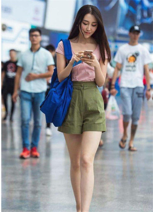 街拍:身材高挑的小姐姐,骨感的美人,回头一笑百媚生