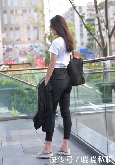 白色t恤搭配黑色的九分裤，简单时尚，清新自然