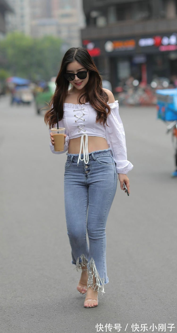 时尚|微胖小姐姐搭一字肩上衣，其实效果也非常不错，凸显了时尚的气质