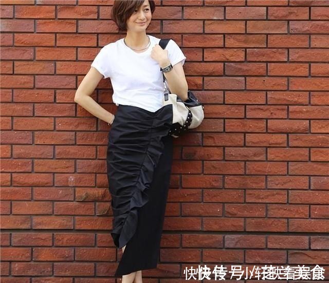 t恤 今夏请这样穿：“白T恤+过膝裙”，优雅减龄，每套都透着高级感